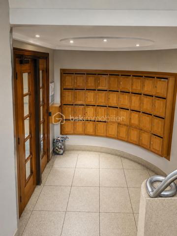 Secteur Championnet, rue Thiers, découvrez cet appartement traversant Est-Ouest de 92,36 m², situé au 1er étage d’une copropriété sécurisée et entretenue avec ascenseur.

Son emplacement privilégié permet de profiter pleinement de la vie grenobloise : commerces, restaurants, cafés, écoles et transports sont accessibles à pied, tout comme l’hypercentre.

Un appartement aux volumes généreux
Traversant Est-Ouest, l’appartement bénéficie d’une belle luminosité et d’une distribution agréable.

Particularité intéressante : deux portes palières d’origine ont été conservées. Cette configuration offre, sous réserve des autorisations et démarches nécessaires, différentes possibilités d’aménagement ou d’évolution du bien.

Côté rue Thiers, le séjour et l’espace salle à manger offrent de beaux volumes, une agréable hauteur sous plafond ainsi que le charme des parquets anciens.

Côté cour intérieure, la cuisine indépendante, aménagée et équipée et les deux chambres bénéficient d’un environnement plus calme.

Deux véritables suites
L’espace nuit constitue l’un des principaux atouts du bien.

Il comprend deux véritables suites, chacune disposant de son propre espace sanitaire :

Une première suite avec salle d’eau privative, douche, WC et fenêtre sur cour.
Une seconde suite avec salle de bains privative, baignoire, meuble vasque et sèche-serviettes.
Un WC indépendants complète également l’appartement.
De nombreux rangements viennent optimiser les espaces.

Un appartement très bien entretenu.
L’appartement est en bon état et a été soigneusement entretenu.
Il présente une décoration et des équipements qui pourront être modernisés afin de lui offrir une remise au goût du jour.

L’appartement offre ainsi une base saine et bien entretenue, tout en laissant à son futur propriétaire la possibilité de personnaliser les espaces selon ses envies.

Les prestations
Appartement traversant Est-Ouest
92,36 m²
1er étage avec ascenseur
Copropriété sécurisée et entretenue (gardien)
Chaudière individuelle au gaz récemment remplacée
Fenêtres PVC double vitrage à isolation renforcée
Volets roulants électriques
Stores banne
Porte blindée
Fibre optique
Radiateurs équipés de têtes thermostatiques
Nombreux rangements
Deux caves en sous-sol
Local à vélos
Deux places de stationnement communes selon disponibilités
L’appartement ne dispose ni de balcon ni de garage privatif.

Championnet, un emplacement recherché
Vivre dans le quartier Championnet, c’est profiter d’un environnement vivant et recherché, avec une véritable vie de quartier.
Commerces de proximité, restaurants, cafés, écoles, transports et hypercentre sont accessibles facilement à pied.
Une adresse idéale pour profiter de Grenoble au quotidien tout en bénéficiant d’un appartement aux volumes généreux, au charme de l’ancien et à la configuration originale.

Un bien aux multiples possibilités
Par sa superficie, sa double exposition, ses deux suites et la présence de deux accès indépendants, cet appartement présente une configuration peu courante sur le marché grenoblois.

Un bien à découvrir pour son emplacement, ses volumes, son charme et son potentiel d’évolution.

Prix : 285 000 €

Honoraires d’agence à la charge du vendeur.

Informations énergétiques
DPE : D

Consommation d’énergie primaire : 179 kWh/m²/an

Consommation d’énergie finale : 176 kWh/m²/an

Montant estimé des dépenses annuelles d’énergie pour un usage standard : entre 1 540 € et 2 110 € par an, abonnements compris, selon les prix moyens des énergies indexés sur les années 2021, 2022 et 2023.

Copropriété
Pas de procédure en cours.

Les informations sur les risques auxquels ce bien est exposé sont disponibles sur le site Géorisques.

Anthony Moulin – BSK Immobilier