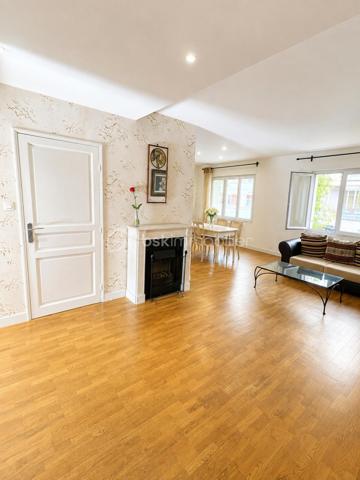 Secteur Championnet, rue Thiers, découvrez cet appartement traversant Est-Ouest de 92,36 m², situé au 1er étage d’une copropriété sécurisée et entretenue avec ascenseur.

Son emplacement privilégié permet de profiter pleinement de la vie grenobloise : commerces, restaurants, cafés, écoles et transports sont accessibles à pied, tout comme l’hypercentre.

Un appartement aux volumes généreux
Traversant Est-Ouest, l’appartement bénéficie d’une belle luminosité et d’une distribution agréable.

Particularité intéressante : deux portes palières d’origine ont été conservées. Cette configuration offre, sous réserve des autorisations et démarches nécessaires, différentes possibilités d’aménagement ou d’évolution du bien.

Côté rue Thiers, le séjour et l’espace salle à manger offrent de beaux volumes, une agréable hauteur sous plafond ainsi que le charme des parquets anciens.

Côté cour intérieure, la cuisine indépendante, aménagée et équipée et les deux chambres bénéficient d’un environnement plus calme.

Deux véritables suites
L’espace nuit constitue l’un des principaux atouts du bien.

Il comprend deux véritables suites, chacune disposant de son propre espace sanitaire :

Une première suite avec salle d’eau privative, douche, WC et fenêtre sur cour.
Une seconde suite avec salle de bains privative, baignoire, meuble vasque et sèche-serviettes.
Un WC indépendants complète également l’appartement.
De nombreux rangements viennent optimiser les espaces.

Un appartement très bien entretenu.
L’appartement est en bon état et a été soigneusement entretenu.
Il présente une décoration et des équipements qui pourront être modernisés afin de lui offrir une remise au goût du jour.

L’appartement offre ainsi une base saine et bien entretenue, tout en laissant à son futur propriétaire la possibilité de personnaliser les espaces selon ses envies.

Les prestations
Appartement traversant Est-Ouest
92,36 m²
1er étage avec ascenseur
Copropriété sécurisée et entretenue (gardien)
Chaudière individuelle au gaz récemment remplacée
Fenêtres PVC double vitrage à isolation renforcée
Volets roulants électriques
Stores banne
Porte blindée
Fibre optique
Radiateurs équipés de têtes thermostatiques
Nombreux rangements
Deux caves en sous-sol
Local à vélos
Deux places de stationnement communes selon disponibilités
L’appartement ne dispose ni de balcon ni de garage privatif.

Championnet, un emplacement recherché
Vivre dans le quartier Championnet, c’est profiter d’un environnement vivant et recherché, avec une véritable vie de quartier.
Commerces de proximité, restaurants, cafés, écoles, transports et hypercentre sont accessibles facilement à pied.
Une adresse idéale pour profiter de Grenoble au quotidien tout en bénéficiant d’un appartement aux volumes généreux, au charme de l’ancien et à la configuration originale.

Un bien aux multiples possibilités
Par sa superficie, sa double exposition, ses deux suites et la présence de deux accès indépendants, cet appartement présente une configuration peu courante sur le marché grenoblois.

Un bien à découvrir pour son emplacement, ses volumes, son charme et son potentiel d’évolution.

Prix : 285 000 €

Honoraires d’agence à la charge du vendeur.

Informations énergétiques
DPE : D

Consommation d’énergie primaire : 179 kWh/m²/an

Consommation d’énergie finale : 176 kWh/m²/an

Montant estimé des dépenses annuelles d’énergie pour un usage standard : entre 1 540 € et 2 110 € par an, abonnements compris, selon les prix moyens des énergies indexés sur les années 2021, 2022 et 2023.

Copropriété
Pas de procédure en cours.

Les informations sur les risques auxquels ce bien est exposé sont disponibles sur le site Géorisques.

Anthony Moulin – BSK Immobilier