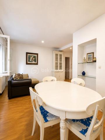 Secteur Championnet, rue Thiers, découvrez cet appartement traversant Est-Ouest de 92,36 m², situé au 1er étage d’une copropriété sécurisée et entretenue avec ascenseur.

Son emplacement privilégié permet de profiter pleinement de la vie grenobloise : commerces, restaurants, cafés, écoles et transports sont accessibles à pied, tout comme l’hypercentre.

Un appartement aux volumes généreux
Traversant Est-Ouest, l’appartement bénéficie d’une belle luminosité et d’une distribution agréable.

Particularité intéressante : deux portes palières d’origine ont été conservées. Cette configuration offre, sous réserve des autorisations et démarches nécessaires, différentes possibilités d’aménagement ou d’évolution du bien.

Côté rue Thiers, le séjour et l’espace salle à manger offrent de beaux volumes, une agréable hauteur sous plafond ainsi que le charme des parquets anciens.

Côté cour intérieure, la cuisine indépendante, aménagée et équipée et les deux chambres bénéficient d’un environnement plus calme.

Deux véritables suites
L’espace nuit constitue l’un des principaux atouts du bien.

Il comprend deux véritables suites, chacune disposant de son propre espace sanitaire :

Une première suite avec salle d’eau privative, douche, WC et fenêtre sur cour.
Une seconde suite avec salle de bains privative, baignoire, meuble vasque et sèche-serviettes.
Un WC indépendants complète également l’appartement.
De nombreux rangements viennent optimiser les espaces.

Un appartement très bien entretenu.
L’appartement est en bon état et a été soigneusement entretenu.
Il présente une décoration et des équipements qui pourront être modernisés afin de lui offrir une remise au goût du jour.

L’appartement offre ainsi une base saine et bien entretenue, tout en laissant à son futur propriétaire la possibilité de personnaliser les espaces selon ses envies.

Les prestations
Appartement traversant Est-Ouest
92,36 m²
1er étage avec ascenseur
Copropriété sécurisée et entretenue (gardien)
Chaudière individuelle au gaz récemment remplacée
Fenêtres PVC double vitrage à isolation renforcée
Volets roulants électriques
Stores banne
Porte blindée
Fibre optique
Radiateurs équipés de têtes thermostatiques
Nombreux rangements
Deux caves en sous-sol
Local à vélos
Deux places de stationnement communes selon disponibilités
L’appartement ne dispose ni de balcon ni de garage privatif.

Championnet, un emplacement recherché
Vivre dans le quartier Championnet, c’est profiter d’un environnement vivant et recherché, avec une véritable vie de quartier.
Commerces de proximité, restaurants, cafés, écoles, transports et hypercentre sont accessibles facilement à pied.
Une adresse idéale pour profiter de Grenoble au quotidien tout en bénéficiant d’un appartement aux volumes généreux, au charme de l’ancien et à la configuration originale.

Un bien aux multiples possibilités
Par sa superficie, sa double exposition, ses deux suites et la présence de deux accès indépendants, cet appartement présente une configuration peu courante sur le marché grenoblois.

Un bien à découvrir pour son emplacement, ses volumes, son charme et son potentiel d’évolution.

Prix : 285 000 €

Honoraires d’agence à la charge du vendeur.

Informations énergétiques
DPE : D

Consommation d’énergie primaire : 179 kWh/m²/an

Consommation d’énergie finale : 176 kWh/m²/an

Montant estimé des dépenses annuelles d’énergie pour un usage standard : entre 1 540 € et 2 110 € par an, abonnements compris, selon les prix moyens des énergies indexés sur les années 2021, 2022 et 2023.

Copropriété
Pas de procédure en cours.

Les informations sur les risques auxquels ce bien est exposé sont disponibles sur le site Géorisques.

Anthony Moulin – BSK Immobilier