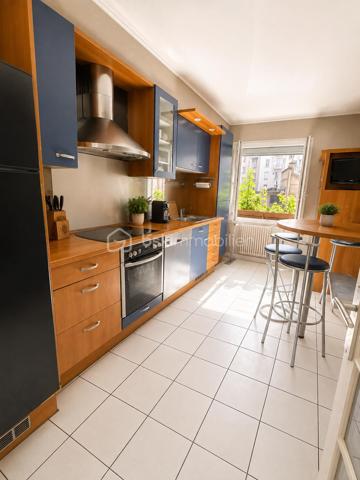 Secteur Championnet, rue Thiers, découvrez cet appartement traversant Est-Ouest de 92,36 m², situé au 1er étage d’une copropriété sécurisée et entretenue avec ascenseur.

Son emplacement privilégié permet de profiter pleinement de la vie grenobloise : commerces, restaurants, cafés, écoles et transports sont accessibles à pied, tout comme l’hypercentre.

Un appartement aux volumes généreux
Traversant Est-Ouest, l’appartement bénéficie d’une belle luminosité et d’une distribution agréable.

Particularité intéressante : deux portes palières d’origine ont été conservées. Cette configuration offre, sous réserve des autorisations et démarches nécessaires, différentes possibilités d’aménagement ou d’évolution du bien.

Côté rue Thiers, le séjour et l’espace salle à manger offrent de beaux volumes, une agréable hauteur sous plafond ainsi que le charme des parquets anciens.

Côté cour intérieure, la cuisine indépendante, aménagée et équipée et les deux chambres bénéficient d’un environnement plus calme.

Deux véritables suites
L’espace nuit constitue l’un des principaux atouts du bien.

Il comprend deux véritables suites, chacune disposant de son propre espace sanitaire :

Une première suite avec salle d’eau privative, douche, WC et fenêtre sur cour.
Une seconde suite avec salle de bains privative, baignoire, meuble vasque et sèche-serviettes.
Un WC indépendants complète également l’appartement.
De nombreux rangements viennent optimiser les espaces.

Un appartement très bien entretenu.
L’appartement est en bon état et a été soigneusement entretenu.
Il présente une décoration et des équipements qui pourront être modernisés afin de lui offrir une remise au goût du jour.

L’appartement offre ainsi une base saine et bien entretenue, tout en laissant à son futur propriétaire la possibilité de personnaliser les espaces selon ses envies.

Les prestations
Appartement traversant Est-Ouest
92,36 m²
1er étage avec ascenseur
Copropriété sécurisée et entretenue (gardien)
Chaudière individuelle au gaz récemment remplacée
Fenêtres PVC double vitrage à isolation renforcée
Volets roulants électriques
Stores banne
Porte blindée
Fibre optique
Radiateurs équipés de têtes thermostatiques
Nombreux rangements
Deux caves en sous-sol
Local à vélos
Deux places de stationnement communes selon disponibilités
L’appartement ne dispose ni de balcon ni de garage privatif.

Championnet, un emplacement recherché
Vivre dans le quartier Championnet, c’est profiter d’un environnement vivant et recherché, avec une véritable vie de quartier.
Commerces de proximité, restaurants, cafés, écoles, transports et hypercentre sont accessibles facilement à pied.
Une adresse idéale pour profiter de Grenoble au quotidien tout en bénéficiant d’un appartement aux volumes généreux, au charme de l’ancien et à la configuration originale.

Un bien aux multiples possibilités
Par sa superficie, sa double exposition, ses deux suites et la présence de deux accès indépendants, cet appartement présente une configuration peu courante sur le marché grenoblois.

Un bien à découvrir pour son emplacement, ses volumes, son charme et son potentiel d’évolution.

Prix : 285 000 €

Honoraires d’agence à la charge du vendeur.

Informations énergétiques
DPE : D

Consommation d’énergie primaire : 179 kWh/m²/an

Consommation d’énergie finale : 176 kWh/m²/an

Montant estimé des dépenses annuelles d’énergie pour un usage standard : entre 1 540 € et 2 110 € par an, abonnements compris, selon les prix moyens des énergies indexés sur les années 2021, 2022 et 2023.

Copropriété
Pas de procédure en cours.

Les informations sur les risques auxquels ce bien est exposé sont disponibles sur le site Géorisques.

Anthony Moulin – BSK Immobilier