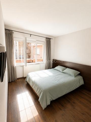 Secteur Championnet, rue Thiers, découvrez cet appartement traversant Est-Ouest de 92,36 m², situé au 1er étage d’une copropriété sécurisée et entretenue avec ascenseur.

Son emplacement privilégié permet de profiter pleinement de la vie grenobloise : commerces, restaurants, cafés, écoles et transports sont accessibles à pied, tout comme l’hypercentre.

Un appartement aux volumes généreux
Traversant Est-Ouest, l’appartement bénéficie d’une belle luminosité et d’une distribution agréable.

Particularité intéressante : deux portes palières d’origine ont été conservées. Cette configuration offre, sous réserve des autorisations et démarches nécessaires, différentes possibilités d’aménagement ou d’évolution du bien.

Côté rue Thiers, le séjour et l’espace salle à manger offrent de beaux volumes, une agréable hauteur sous plafond ainsi que le charme des parquets anciens.

Côté cour intérieure, la cuisine indépendante, aménagée et équipée et les deux chambres bénéficient d’un environnement plus calme.

Deux véritables suites
L’espace nuit constitue l’un des principaux atouts du bien.

Il comprend deux véritables suites, chacune disposant de son propre espace sanitaire :

Une première suite avec salle d’eau privative, douche, WC et fenêtre sur cour.
Une seconde suite avec salle de bains privative, baignoire, meuble vasque et sèche-serviettes.
Un WC indépendants complète également l’appartement.
De nombreux rangements viennent optimiser les espaces.

Un appartement très bien entretenu.
L’appartement est en bon état et a été soigneusement entretenu.
Il présente une décoration et des équipements qui pourront être modernisés afin de lui offrir une remise au goût du jour.

L’appartement offre ainsi une base saine et bien entretenue, tout en laissant à son futur propriétaire la possibilité de personnaliser les espaces selon ses envies.

Les prestations
Appartement traversant Est-Ouest
92,36 m²
1er étage avec ascenseur
Copropriété sécurisée et entretenue (gardien)
Chaudière individuelle au gaz récemment remplacée
Fenêtres PVC double vitrage à isolation renforcée
Volets roulants électriques
Stores banne
Porte blindée
Fibre optique
Radiateurs équipés de têtes thermostatiques
Nombreux rangements
Deux caves en sous-sol
Local à vélos
Deux places de stationnement communes selon disponibilités
L’appartement ne dispose ni de balcon ni de garage privatif.

Championnet, un emplacement recherché
Vivre dans le quartier Championnet, c’est profiter d’un environnement vivant et recherché, avec une véritable vie de quartier.
Commerces de proximité, restaurants, cafés, écoles, transports et hypercentre sont accessibles facilement à pied.
Une adresse idéale pour profiter de Grenoble au quotidien tout en bénéficiant d’un appartement aux volumes généreux, au charme de l’ancien et à la configuration originale.

Un bien aux multiples possibilités
Par sa superficie, sa double exposition, ses deux suites et la présence de deux accès indépendants, cet appartement présente une configuration peu courante sur le marché grenoblois.

Un bien à découvrir pour son emplacement, ses volumes, son charme et son potentiel d’évolution.

Prix : 285 000 €

Honoraires d’agence à la charge du vendeur.

Informations énergétiques
DPE : D

Consommation d’énergie primaire : 179 kWh/m²/an

Consommation d’énergie finale : 176 kWh/m²/an

Montant estimé des dépenses annuelles d’énergie pour un usage standard : entre 1 540 € et 2 110 € par an, abonnements compris, selon les prix moyens des énergies indexés sur les années 2021, 2022 et 2023.

Copropriété
Pas de procédure en cours.

Les informations sur les risques auxquels ce bien est exposé sont disponibles sur le site Géorisques.

Anthony Moulin – BSK Immobilier