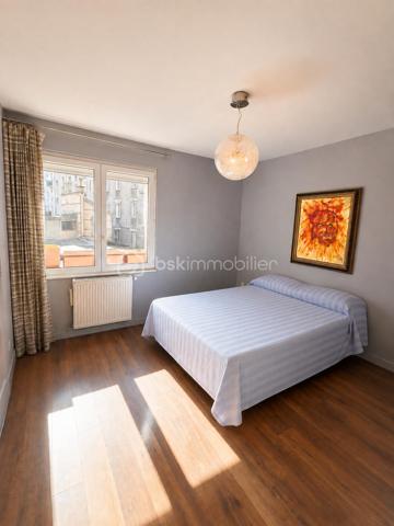 Secteur Championnet, rue Thiers, découvrez cet appartement traversant Est-Ouest de 92,36 m², situé au 1er étage d’une copropriété sécurisée et entretenue avec ascenseur.

Son emplacement privilégié permet de profiter pleinement de la vie grenobloise : commerces, restaurants, cafés, écoles et transports sont accessibles à pied, tout comme l’hypercentre.

Un appartement aux volumes généreux
Traversant Est-Ouest, l’appartement bénéficie d’une belle luminosité et d’une distribution agréable.

Particularité intéressante : deux portes palières d’origine ont été conservées. Cette configuration offre, sous réserve des autorisations et démarches nécessaires, différentes possibilités d’aménagement ou d’évolution du bien.

Côté rue Thiers, le séjour et l’espace salle à manger offrent de beaux volumes, une agréable hauteur sous plafond ainsi que le charme des parquets anciens.

Côté cour intérieure, la cuisine indépendante, aménagée et équipée et les deux chambres bénéficient d’un environnement plus calme.

Deux véritables suites
L’espace nuit constitue l’un des principaux atouts du bien.

Il comprend deux véritables suites, chacune disposant de son propre espace sanitaire :

Une première suite avec salle d’eau privative, douche, WC et fenêtre sur cour.
Une seconde suite avec salle de bains privative, baignoire, meuble vasque et sèche-serviettes.
Un WC indépendants complète également l’appartement.
De nombreux rangements viennent optimiser les espaces.

Un appartement très bien entretenu.
L’appartement est en bon état et a été soigneusement entretenu.
Il présente une décoration et des équipements qui pourront être modernisés afin de lui offrir une remise au goût du jour.

L’appartement offre ainsi une base saine et bien entretenue, tout en laissant à son futur propriétaire la possibilité de personnaliser les espaces selon ses envies.

Les prestations
Appartement traversant Est-Ouest
92,36 m²
1er étage avec ascenseur
Copropriété sécurisée et entretenue (gardien)
Chaudière individuelle au gaz récemment remplacée
Fenêtres PVC double vitrage à isolation renforcée
Volets roulants électriques
Stores banne
Porte blindée
Fibre optique
Radiateurs équipés de têtes thermostatiques
Nombreux rangements
Deux caves en sous-sol
Local à vélos
Deux places de stationnement communes selon disponibilités
L’appartement ne dispose ni de balcon ni de garage privatif.

Championnet, un emplacement recherché
Vivre dans le quartier Championnet, c’est profiter d’un environnement vivant et recherché, avec une véritable vie de quartier.
Commerces de proximité, restaurants, cafés, écoles, transports et hypercentre sont accessibles facilement à pied.
Une adresse idéale pour profiter de Grenoble au quotidien tout en bénéficiant d’un appartement aux volumes généreux, au charme de l’ancien et à la configuration originale.

Un bien aux multiples possibilités
Par sa superficie, sa double exposition, ses deux suites et la présence de deux accès indépendants, cet appartement présente une configuration peu courante sur le marché grenoblois.

Un bien à découvrir pour son emplacement, ses volumes, son charme et son potentiel d’évolution.

Prix : 285 000 €

Honoraires d’agence à la charge du vendeur.

Informations énergétiques
DPE : D

Consommation d’énergie primaire : 179 kWh/m²/an

Consommation d’énergie finale : 176 kWh/m²/an

Montant estimé des dépenses annuelles d’énergie pour un usage standard : entre 1 540 € et 2 110 € par an, abonnements compris, selon les prix moyens des énergies indexés sur les années 2021, 2022 et 2023.

Copropriété
Pas de procédure en cours.

Les informations sur les risques auxquels ce bien est exposé sont disponibles sur le site Géorisques.

Anthony Moulin – BSK Immobilier