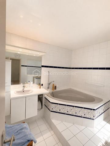 Secteur Championnet, rue Thiers, découvrez cet appartement traversant Est-Ouest de 92,36 m², situé au 1er étage d’une copropriété sécurisée et entretenue avec ascenseur.

Son emplacement privilégié permet de profiter pleinement de la vie grenobloise : commerces, restaurants, cafés, écoles et transports sont accessibles à pied, tout comme l’hypercentre.

Un appartement aux volumes généreux
Traversant Est-Ouest, l’appartement bénéficie d’une belle luminosité et d’une distribution agréable.

Particularité intéressante : deux portes palières d’origine ont été conservées. Cette configuration offre, sous réserve des autorisations et démarches nécessaires, différentes possibilités d’aménagement ou d’évolution du bien.

Côté rue Thiers, le séjour et l’espace salle à manger offrent de beaux volumes, une agréable hauteur sous plafond ainsi que le charme des parquets anciens.

Côté cour intérieure, la cuisine indépendante, aménagée et équipée et les deux chambres bénéficient d’un environnement plus calme.

Deux véritables suites
L’espace nuit constitue l’un des principaux atouts du bien.

Il comprend deux véritables suites, chacune disposant de son propre espace sanitaire :

Une première suite avec salle d’eau privative, douche, WC et fenêtre sur cour.
Une seconde suite avec salle de bains privative, baignoire, meuble vasque et sèche-serviettes.
Un WC indépendants complète également l’appartement.
De nombreux rangements viennent optimiser les espaces.

Un appartement très bien entretenu.
L’appartement est en bon état et a été soigneusement entretenu.
Il présente une décoration et des équipements qui pourront être modernisés afin de lui offrir une remise au goût du jour.

L’appartement offre ainsi une base saine et bien entretenue, tout en laissant à son futur propriétaire la possibilité de personnaliser les espaces selon ses envies.

Les prestations
Appartement traversant Est-Ouest
92,36 m²
1er étage avec ascenseur
Copropriété sécurisée et entretenue (gardien)
Chaudière individuelle au gaz récemment remplacée
Fenêtres PVC double vitrage à isolation renforcée
Volets roulants électriques
Stores banne
Porte blindée
Fibre optique
Radiateurs équipés de têtes thermostatiques
Nombreux rangements
Deux caves en sous-sol
Local à vélos
Deux places de stationnement communes selon disponibilités
L’appartement ne dispose ni de balcon ni de garage privatif.

Championnet, un emplacement recherché
Vivre dans le quartier Championnet, c’est profiter d’un environnement vivant et recherché, avec une véritable vie de quartier.
Commerces de proximité, restaurants, cafés, écoles, transports et hypercentre sont accessibles facilement à pied.
Une adresse idéale pour profiter de Grenoble au quotidien tout en bénéficiant d’un appartement aux volumes généreux, au charme de l’ancien et à la configuration originale.

Un bien aux multiples possibilités
Par sa superficie, sa double exposition, ses deux suites et la présence de deux accès indépendants, cet appartement présente une configuration peu courante sur le marché grenoblois.

Un bien à découvrir pour son emplacement, ses volumes, son charme et son potentiel d’évolution.

Prix : 285 000 €

Honoraires d’agence à la charge du vendeur.

Informations énergétiques
DPE : D

Consommation d’énergie primaire : 179 kWh/m²/an

Consommation d’énergie finale : 176 kWh/m²/an

Montant estimé des dépenses annuelles d’énergie pour un usage standard : entre 1 540 € et 2 110 € par an, abonnements compris, selon les prix moyens des énergies indexés sur les années 2021, 2022 et 2023.

Copropriété
Pas de procédure en cours.

Les informations sur les risques auxquels ce bien est exposé sont disponibles sur le site Géorisques.

Anthony Moulin – BSK Immobilier