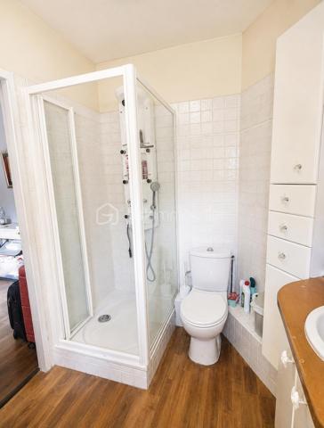Secteur Championnet, rue Thiers, découvrez cet appartement traversant Est-Ouest de 92,36 m², situé au 1er étage d’une copropriété sécurisée et entretenue avec ascenseur.

Son emplacement privilégié permet de profiter pleinement de la vie grenobloise : commerces, restaurants, cafés, écoles et transports sont accessibles à pied, tout comme l’hypercentre.

Un appartement aux volumes généreux
Traversant Est-Ouest, l’appartement bénéficie d’une belle luminosité et d’une distribution agréable.

Particularité intéressante : deux portes palières d’origine ont été conservées. Cette configuration offre, sous réserve des autorisations et démarches nécessaires, différentes possibilités d’aménagement ou d’évolution du bien.

Côté rue Thiers, le séjour et l’espace salle à manger offrent de beaux volumes, une agréable hauteur sous plafond ainsi que le charme des parquets anciens.

Côté cour intérieure, la cuisine indépendante, aménagée et équipée et les deux chambres bénéficient d’un environnement plus calme.

Deux véritables suites
L’espace nuit constitue l’un des principaux atouts du bien.

Il comprend deux véritables suites, chacune disposant de son propre espace sanitaire :

Une première suite avec salle d’eau privative, douche, WC et fenêtre sur cour.
Une seconde suite avec salle de bains privative, baignoire, meuble vasque et sèche-serviettes.
Un WC indépendants complète également l’appartement.
De nombreux rangements viennent optimiser les espaces.

Un appartement très bien entretenu.
L’appartement est en bon état et a été soigneusement entretenu.
Il présente une décoration et des équipements qui pourront être modernisés afin de lui offrir une remise au goût du jour.

L’appartement offre ainsi une base saine et bien entretenue, tout en laissant à son futur propriétaire la possibilité de personnaliser les espaces selon ses envies.

Les prestations
Appartement traversant Est-Ouest
92,36 m²
1er étage avec ascenseur
Copropriété sécurisée et entretenue (gardien)
Chaudière individuelle au gaz récemment remplacée
Fenêtres PVC double vitrage à isolation renforcée
Volets roulants électriques
Stores banne
Porte blindée
Fibre optique
Radiateurs équipés de têtes thermostatiques
Nombreux rangements
Deux caves en sous-sol
Local à vélos
Deux places de stationnement communes selon disponibilités
L’appartement ne dispose ni de balcon ni de garage privatif.

Championnet, un emplacement recherché
Vivre dans le quartier Championnet, c’est profiter d’un environnement vivant et recherché, avec une véritable vie de quartier.
Commerces de proximité, restaurants, cafés, écoles, transports et hypercentre sont accessibles facilement à pied.
Une adresse idéale pour profiter de Grenoble au quotidien tout en bénéficiant d’un appartement aux volumes généreux, au charme de l’ancien et à la configuration originale.

Un bien aux multiples possibilités
Par sa superficie, sa double exposition, ses deux suites et la présence de deux accès indépendants, cet appartement présente une configuration peu courante sur le marché grenoblois.

Un bien à découvrir pour son emplacement, ses volumes, son charme et son potentiel d’évolution.

Prix : 285 000 €

Honoraires d’agence à la charge du vendeur.

Informations énergétiques
DPE : D

Consommation d’énergie primaire : 179 kWh/m²/an

Consommation d’énergie finale : 176 kWh/m²/an

Montant estimé des dépenses annuelles d’énergie pour un usage standard : entre 1 540 € et 2 110 € par an, abonnements compris, selon les prix moyens des énergies indexés sur les années 2021, 2022 et 2023.

Copropriété
Pas de procédure en cours.

Les informations sur les risques auxquels ce bien est exposé sont disponibles sur le site Géorisques.

Anthony Moulin – BSK Immobilier