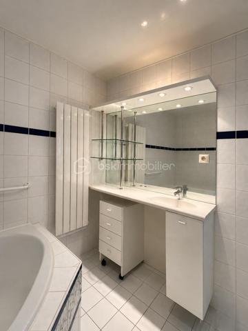 Secteur Championnet, rue Thiers, découvrez cet appartement traversant Est-Ouest de 92,36 m², situé au 1er étage d’une copropriété sécurisée et entretenue avec ascenseur.

Son emplacement privilégié permet de profiter pleinement de la vie grenobloise : commerces, restaurants, cafés, écoles et transports sont accessibles à pied, tout comme l’hypercentre.

Un appartement aux volumes généreux
Traversant Est-Ouest, l’appartement bénéficie d’une belle luminosité et d’une distribution agréable.

Particularité intéressante : deux portes palières d’origine ont été conservées. Cette configuration offre, sous réserve des autorisations et démarches nécessaires, différentes possibilités d’aménagement ou d’évolution du bien.

Côté rue Thiers, le séjour et l’espace salle à manger offrent de beaux volumes, une agréable hauteur sous plafond ainsi que le charme des parquets anciens.

Côté cour intérieure, la cuisine indépendante, aménagée et équipée et les deux chambres bénéficient d’un environnement plus calme.

Deux véritables suites
L’espace nuit constitue l’un des principaux atouts du bien.

Il comprend deux véritables suites, chacune disposant de son propre espace sanitaire :

Une première suite avec salle d’eau privative, douche, WC et fenêtre sur cour.
Une seconde suite avec salle de bains privative, baignoire, meuble vasque et sèche-serviettes.
Un WC indépendants complète également l’appartement.
De nombreux rangements viennent optimiser les espaces.

Un appartement très bien entretenu.
L’appartement est en bon état et a été soigneusement entretenu.
Il présente une décoration et des équipements qui pourront être modernisés afin de lui offrir une remise au goût du jour.

L’appartement offre ainsi une base saine et bien entretenue, tout en laissant à son futur propriétaire la possibilité de personnaliser les espaces selon ses envies.

Les prestations
Appartement traversant Est-Ouest
92,36 m²
1er étage avec ascenseur
Copropriété sécurisée et entretenue (gardien)
Chaudière individuelle au gaz récemment remplacée
Fenêtres PVC double vitrage à isolation renforcée
Volets roulants électriques
Stores banne
Porte blindée
Fibre optique
Radiateurs équipés de têtes thermostatiques
Nombreux rangements
Deux caves en sous-sol
Local à vélos
Deux places de stationnement communes selon disponibilités
L’appartement ne dispose ni de balcon ni de garage privatif.

Championnet, un emplacement recherché
Vivre dans le quartier Championnet, c’est profiter d’un environnement vivant et recherché, avec une véritable vie de quartier.
Commerces de proximité, restaurants, cafés, écoles, transports et hypercentre sont accessibles facilement à pied.
Une adresse idéale pour profiter de Grenoble au quotidien tout en bénéficiant d’un appartement aux volumes généreux, au charme de l’ancien et à la configuration originale.

Un bien aux multiples possibilités
Par sa superficie, sa double exposition, ses deux suites et la présence de deux accès indépendants, cet appartement présente une configuration peu courante sur le marché grenoblois.

Un bien à découvrir pour son emplacement, ses volumes, son charme et son potentiel d’évolution.

Prix : 285 000 €

Honoraires d’agence à la charge du vendeur.

Informations énergétiques
DPE : D

Consommation d’énergie primaire : 179 kWh/m²/an

Consommation d’énergie finale : 176 kWh/m²/an

Montant estimé des dépenses annuelles d’énergie pour un usage standard : entre 1 540 € et 2 110 € par an, abonnements compris, selon les prix moyens des énergies indexés sur les années 2021, 2022 et 2023.

Copropriété
Pas de procédure en cours.

Les informations sur les risques auxquels ce bien est exposé sont disponibles sur le site Géorisques.

Anthony Moulin – BSK Immobilier