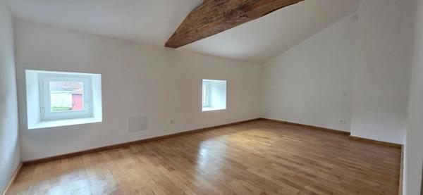 Longère rénovée, 126m², 4 chambres, atelier, 1670m² de terrain.