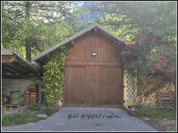 À L’Argentière-la-Bessée, maison de caractère sur plus de 2 500 m² de terrain, volumes, annexes et vraie présence.