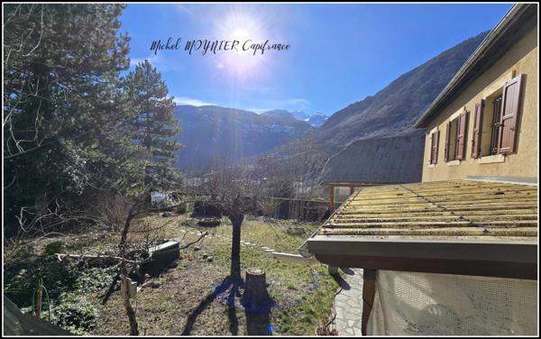 À L’Argentière-la-Bessée, maison de caractère sur plus de 2 500 m² de terrain, volumes, annexes et vraie présence.