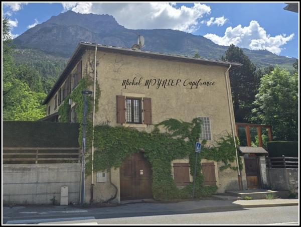 À L’Argentière-la-Bessée, maison de caractère sur plus de 2 500 m² de terrain, volumes, annexes et vraie présence.