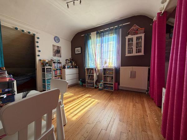 Maison lumineuse avec suite parentale indépendante, sous-sol total, véranda & jardin clos 509 m² ? Proche gare, écoles et commerces à pied