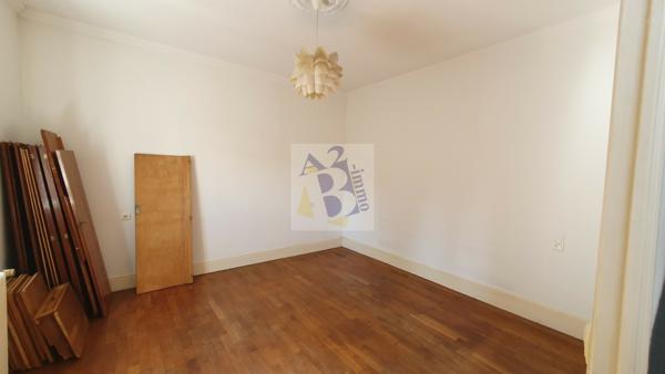Vente maison de ville Soyaux (16800), 144.00m² avec 5 pièce(s) dont 3 chambre(s) sur 377.00m² de terrain. Agence Allard Brimeaud