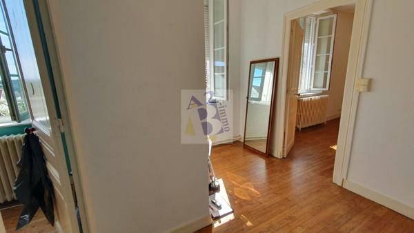 Vente maison de ville Soyaux (16800), 144.00m² avec 5 pièce(s) dont 3 chambre(s) sur 377.00m² de terrain. Agence Allard Brimeaud