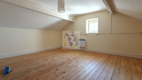 Vente maison de ville Soyaux (16800), 144.00m² avec 5 pièce(s) dont 3 chambre(s) sur 377.00m² de terrain. Agence Allard Brimeaud