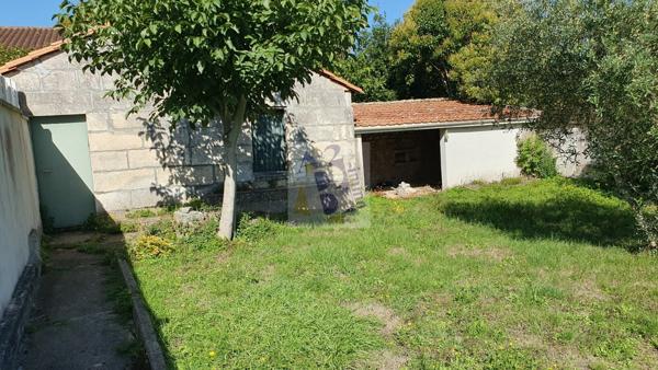Vente maison de ville Soyaux (16800), 144.00m² avec 5 pièce(s) dont 3 chambre(s) sur 377.00m² de terrain. Agence Allard Brimeaud