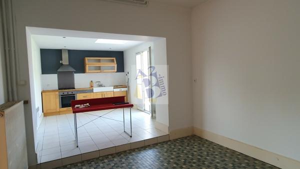 Vente maison de ville Soyaux (16800), 144.00m² avec 5 pièce(s) dont 3 chambre(s) sur 377.00m² de terrain. Agence Allard Brimeaud