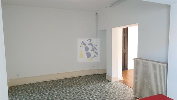 Vente maison de ville Soyaux (16800), 144.00m² avec 5 pièce(s) dont 3 chambre(s) sur 377.00m² de terrain. Agence Allard Brimeaud