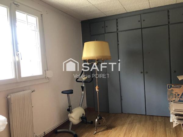 MAISON FAMILIALE 3 CHAMBRES AVEC GARAGE – PROCHE CENTRE-VILLE ET COMMERCE