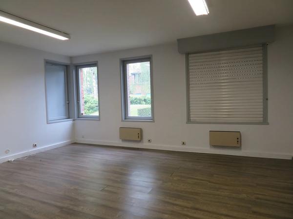 Situé à proximité des 2 Moulins, avenue de la Créativité à VILLENEUVE D'ASCQ, je suis deux bureaux attenant de 41,70M…