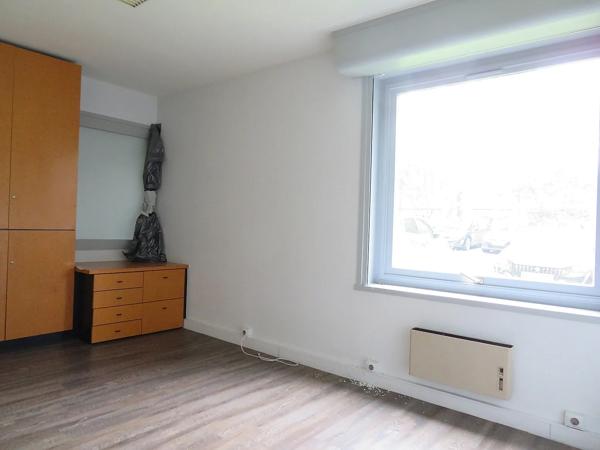 Situé à proximité des 2 Moulins, avenue de la Créativité à VILLENEUVE D'ASCQ, je suis deux bureaux attenant de 41,70M…