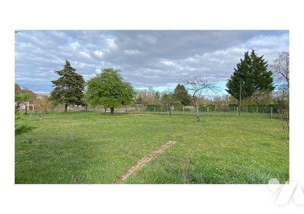 Dans un écrin de verdure, découvrez cette maison familiale située sur FAVEROLLES-SUR-CHER.