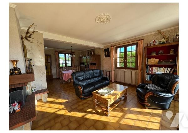 Dans un écrin de verdure, découvrez cette maison familiale située sur FAVEROLLES-SUR-CHER.