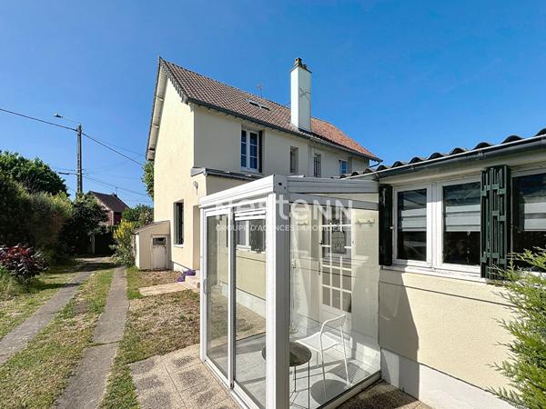 A vendre Dreux Maison 5 pièces 3 chambres, proche commerces et écoles, jardin, cave, garage, parking et dépendance