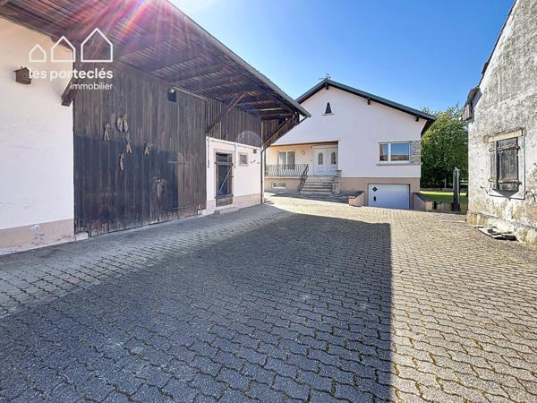 Maison de plain-pied avec une grange et une maison ancienne
