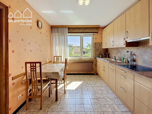 Maison de plain-pied avec une grange et une maison ancienne