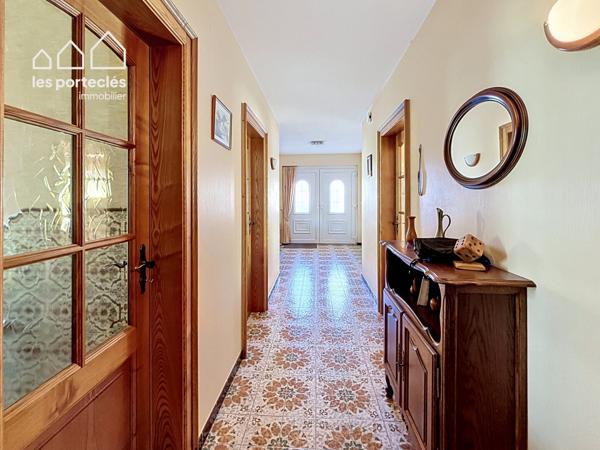 Maison de plain-pied avec une grange et une maison ancienne