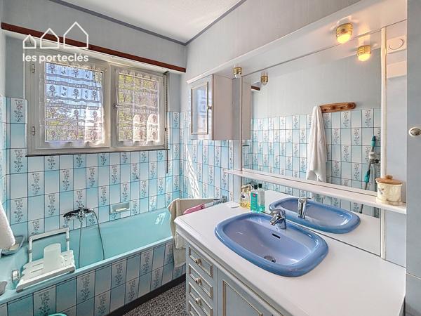 Maison de plain-pied avec une grange et une maison ancienne