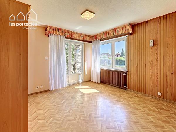 Maison de plain-pied avec une grange et une maison ancienne