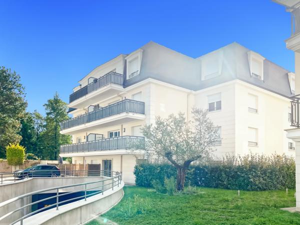 Sainte-Geneviève-des-Bois (91700) Immeuble de Standing / beau F2 avec terrasse + jardin de 120 m2 + 2 places de parking dont une en sous-sol