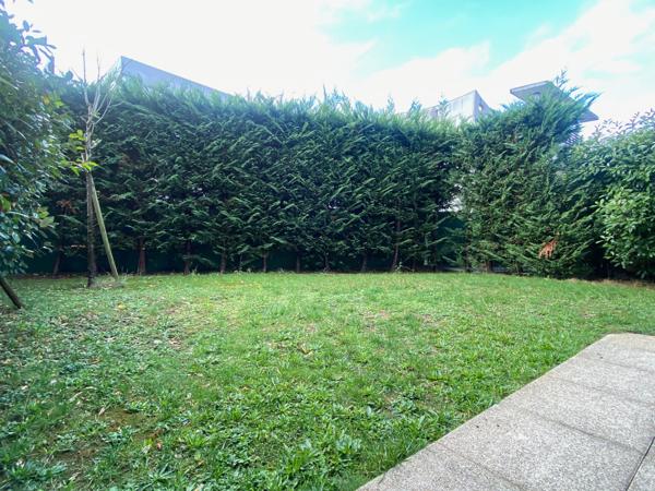 Sainte-Geneviève-des-Bois (91700) Immeuble de Standing / beau F2 avec terrasse + jardin de 120 m2 + 2 places de parking dont une en sous-sol