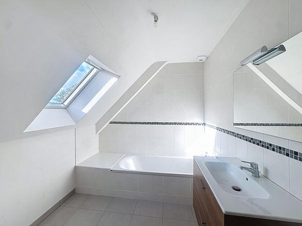 Maison avec vie de plain-pied (2015) - 4 chambres, garage, terrain clos. 92m² - Hennebont, Kerpotence.