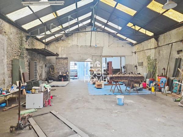 Maison semi individuelle - bel espace de vie - 4 chambres - hangar de 300 m² - jardin - gare a 2 minutes a pied - a renover