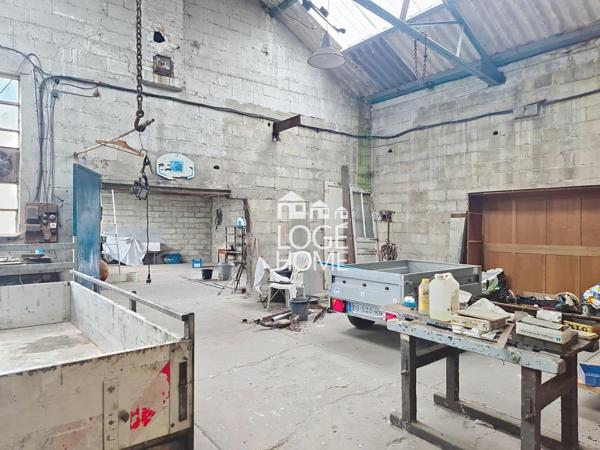 Maison semi individuelle - bel espace de vie - 4 chambres - hangar de 300 m² - jardin - gare a 2 minutes a pied - a renover