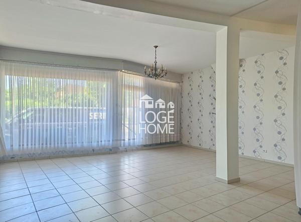 Maison semi individuelle - bel espace de vie - 4 chambres - hangar de 300 m² - jardin - gare a 2 minutes a pied - a renover
