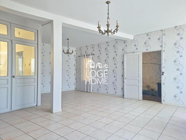 Maison semi individuelle - bel espace de vie - 4 chambres - hangar de 300 m² - jardin - gare a 2 minutes a pied - a renover