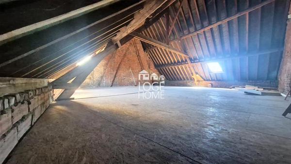 Maison semi individuelle - bel espace de vie - 4 chambres - hangar de 300 m² - jardin - gare a 2 minutes a pied - a renover