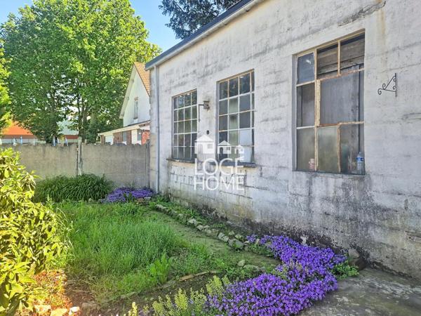 Maison semi individuelle - bel espace de vie - 4 chambres - hangar de 300 m² - jardin - gare a 2 minutes a pied - a renover
