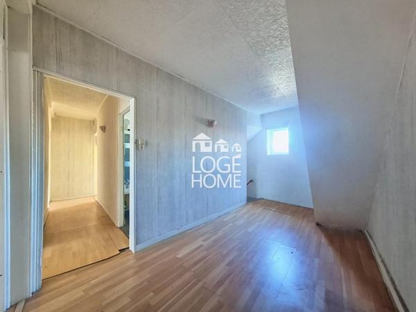 Maison semi individuelle - bel espace de vie - 4 chambres - hangar de 300 m² - jardin - gare a 2 minutes a pied - a renover