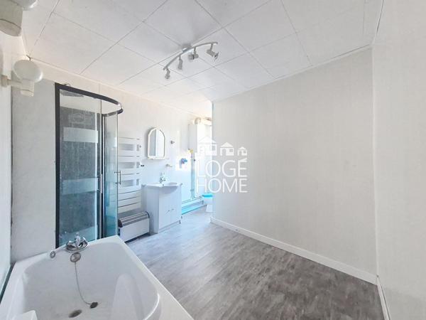 Maison semi individuelle - bel espace de vie - 4 chambres - hangar de 300 m² - jardin - gare a 2 minutes a pied - a renover