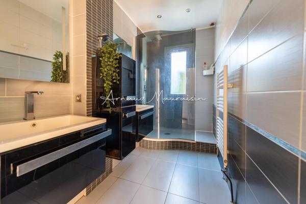 Maison fonctionnelle et lumineuse avec jardin