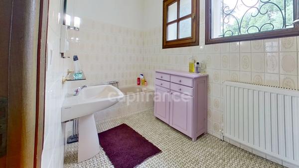 Maison 4 chambres, 1 bureau, dépendances, terrain clos 22 694m2 à MEILHAN SUR GARONNE (47)