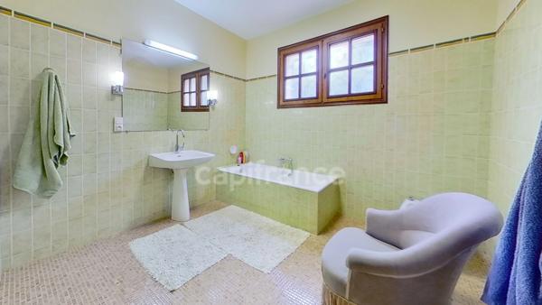 Maison 4 chambres, 1 bureau, dépendances, terrain clos 22 694m2 à MEILHAN SUR GARONNE (47)