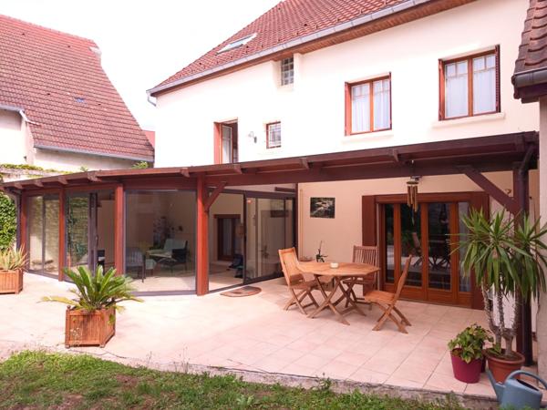 Élégante demeure au cœur d’un village viticole – 280 m² habitables sur terrain arboré de 1 090 m²