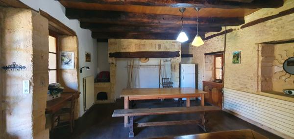 Magnifique propriété de caractère en Périgord noir dans un lieu magique à deux pas de Sarlat. avec gites modulable .