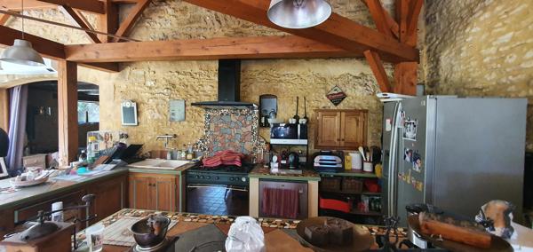 Magnifique propriété de caractère en Périgord noir dans un lieu magique à deux pas de Sarlat. avec gites modulable .