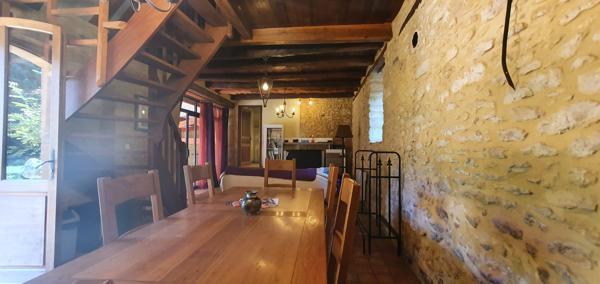 Magnifique propriété de caractère en Périgord noir dans un lieu magique à deux pas de Sarlat. avec gites modulable .