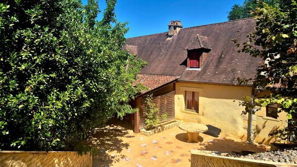 Magnifique propriété de caractère en Périgord noir dans un lieu magique à deux pas de Sarlat. avec gites modulable .